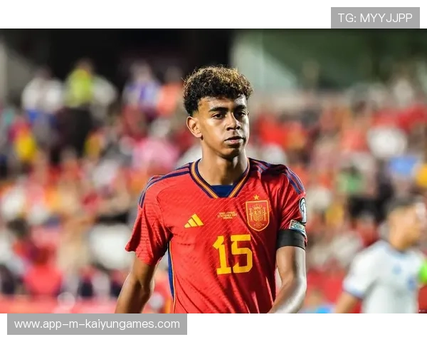 亚马尔右路连过两人送出斜传，助攻莱万抢点破门